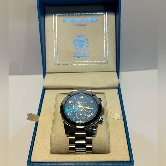 Michael Kors Watch Hunger Stop Oversized Runway Silver-Tone Watch - Picture 2 of 16